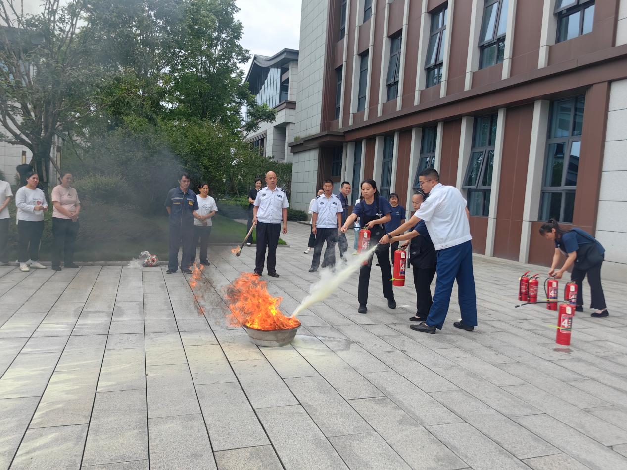 为压实消防安全责任，提升全员应急处置能力，6月26日，新世纪人才公司在峨眉山市乡村振兴产业培训基地，组织全体员工及园区餐厅、酒店、体育馆等单位人员，开展全要素消防实战演练。